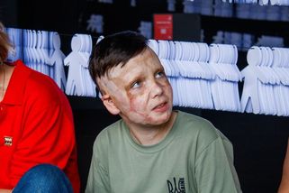 Tlumočnice se rozplakala, když ukrajinský chlapec v europarlamentu líčil ruský útok ve Vinnycji - Novinky