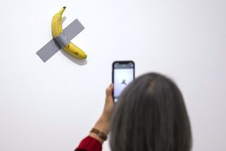 Návštěvník výstavy v Métách snědl banán z uměleckého díla. Naštvala ho cena výtvoru - Novinky