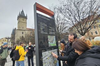 Hnědé navigační šipky v Praze končí, nahrazují je černé obelisky - Novinky