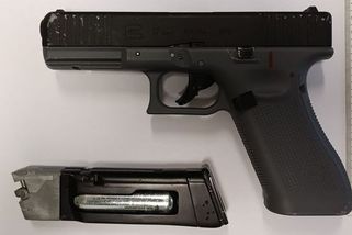 Mladíci s plynovou pistolí v Lovosicích vylákali muže do temné uličky, zbili ho a obrali i o oblečení - Novinky