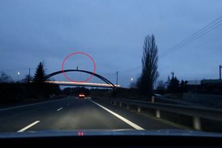 Kontroverzní socha dál děsí řidiče na Plzeňsku. Řeší ji i ministerstvo - Novinky