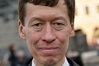 Hayata Okamuru vyšoupli z eurokandidátky. Sledujeme postupné uvadání demokracie