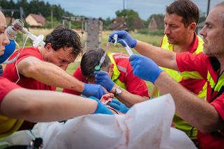 Cizinec napadl muže půllitrem. Záchranáři ho operovali ve dveřích helikoptéry - Novinky