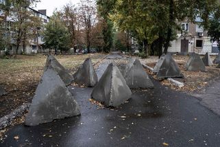 Dračí zuby zabíjejí Rusy ve velkém na silnicích v Kurské oblasti. Nevědí, kdo je tam staví - Novinky