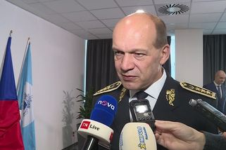 Politici žádají škrty v policii. Chtějí rušit vysoce postavená místa