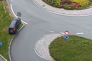 Opilá řidička se nevešla do dvou kruhových objezdů v Náchodě. Bourala hned třikrát, natočila ji kamera - Novinky