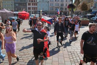 Protiukrajinský protest v Plzni. Táhněte domů, vykřikovala zhruba stovka lidí - Novinky