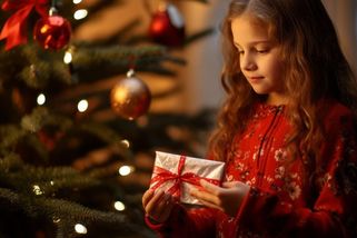 Když si děti nemohou vybrat, koho obdarují: Povinné školní dárky jako zdroj slz a traumat - Médium.cz