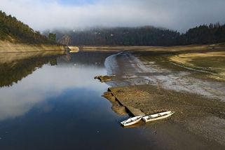 Lodě by drhly o dno. Nízká hladina Orlíku ukazuje skrytá tajemství přehrady - Seznam Zprávy