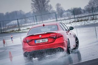 Auta pro řidiče: Podívali jsme se na ojeté zadokolky s manuálem. Moc jich není, ale pořád se dá něco koupit! - Garáž.cz