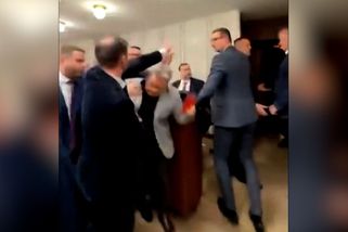 Záběry z bitky ve slovenském parlamentu - Novinky