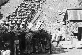 Citron místo stromečku. Vánoce 1944 v továrně smrti - Médium.cz