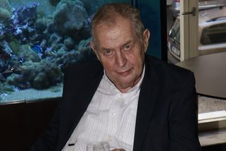 Popelníky, cigára, pivo i kořalka: Miloš Zeman si notoval s Jindřichem Rajchlem. „Lihoš“ a „pornouš“, smáli se lidé