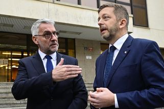 Metnar nechal sundat ukrajinskou vlajku z budovy vnitra. V Kremlu tomu jistě zatleskají, reagoval Rakušan