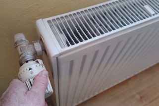 Utažené ventily. Čtyři z deseti Čechů šetří za energie snížením teploty - Novinky