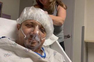 Utekl hrobníkovi z lopaty. Herec Jeremy Renner z Avengers dva měsíce po děsivé nehodě opět na veřejnosti rozdává úsměvy