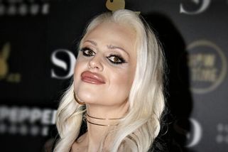 V novém těle se na sebe Charlotte Štiková nemůže vynadívat. Před zrcadlem se o víc jak 60 kilo lehčí blondýnka natáčela v bizarně svůdných pózách