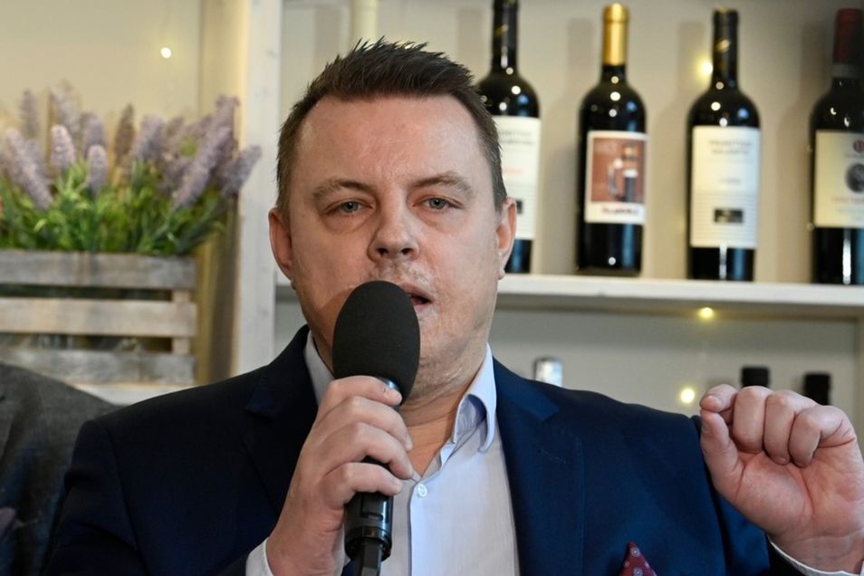 Rajchl vyhrožoval naftou za 150 korun, stal se pra...