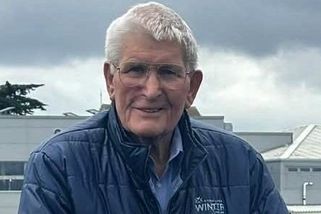 Seniorovi v Anglii vlétl do úst list, vyplivl ho a dostal pokutu - Novinky