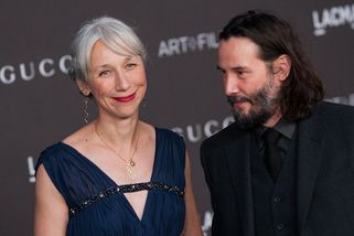 Barva jejích vlasů vzbudila rozruch: Nová láska (46) Keanu Reevese (55) řekla, proč si odmítá obarvit šediny - Super.cz