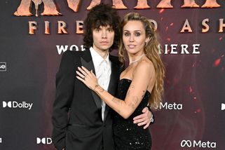 Miley Cyrus je zasnoubená! Vypadá jako máma s patnáctiletým synem, hodnotí lidé