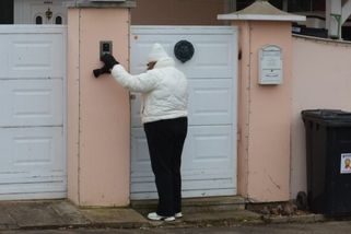 Po Lele a dětech se slehla zem. Zvláštní manévry po policejní razii v domě Vémolových