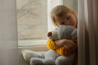 Neviditelné jizvy: 5 gest, která prozradí, že jste přežili náročné dětství