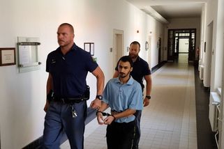 Bodl muže, co zrovna vybral peníze z bankomatu. O peníze nešlo, vysvětlil soud snížení trestu - Novinky