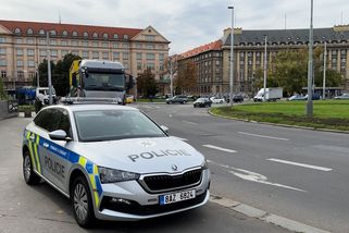 Seniorku na přechodu v Praze srazilo a těžce zranilo nákladní auto - Novinky