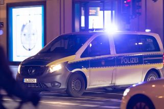 Poprava uprostřed klidné ulice v Německu. Muž schytal několik zásahů samopalem přes čelní sklo - Echo24.cz