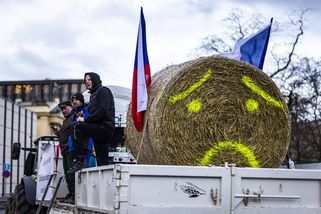 Hořící pneumatiky a brambory do oken. Farmáři protestovali v Bruselu - Seznam Zprávy
