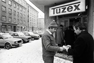 Vánoce z Tuzexu: Džíny stály půlku výplaty a digitálky byly víc než dnešní mobil. Igelitka se nevyhazovala