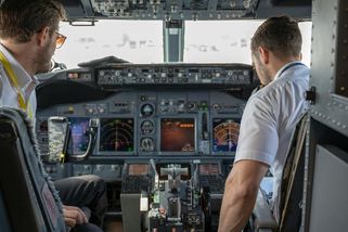 Dopravním pilotem může být každý, kdo má 2 roky čas a 1,5 milionu korun - Médium.cz