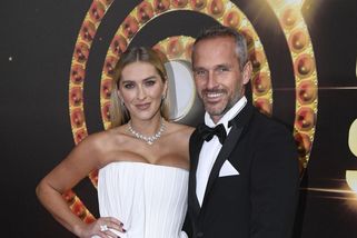 Zora Hejdová v bílém korzetu a dmoucími ňadry jako antická bohyně