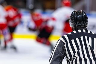 Za brutální faul exemplární trest. Hokejista si do konce sezony nezahraje - Sport.cz