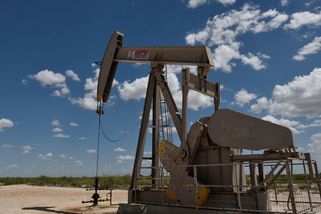 Ropa dál zlevňuje. Už se prodává pod 100 dolarů za barel - Novinky