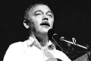 Karel Kryl: Dvacet let v exilu, po návratu kritizoval i ty „své“. Havel na jeho pohřbu chyběl - Médium.cz