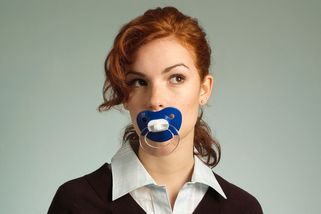 Dudlíky pro dospělé - bizár, nebo nebezpečný trend? Mají uklidňovat i pomáhat s odvykáním kouření - Proženy.cz