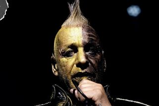 NAŽIVO: Till Lindemann šokuje dekadencí. Ostré kytary připomínají Rammstein