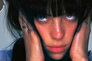 „Škrábance mám od fanoušků.“ Billie Eilish vábí na koncertní film od Jamese Camerona