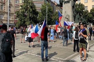 Odpůrci vakcinace dětí proti koronaviru demonstrovali v Praze - Novinky