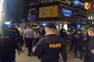 Policie zveřejnila video z velké noční kontroly klubů. Někde se dokonce i tančilo - Novinky