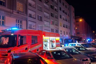 Při požáru v Praze vytáhli hasiči z bytu 80letou seniorku - Novinky