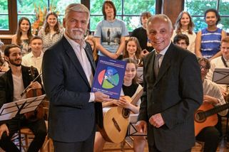 Prezident Pavel přijel vlakem na návštěvu Rakouska, v Prátru se setkal s krajany