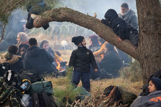 Fotky: Tisíce migrantů táboří u hranice Polska. Chystají se přejít do EU - Seznam Zprávy