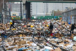 Foto: Zloději v Los Angeles přepadají vlaky. Na kolejích leží tisíce krabic - Seznam Zprávy
