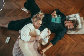 RECENZE: Bára Poláková a Štěpán Urban ukazují svou intimitu. S patosem, ale přesvědčivě