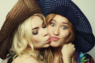 Očima padesátky: Etiketa líbání na tvář? Tam, odkud pocházím, se kamarádky zdravily halekáním „Čau!“ - Proženy.cz