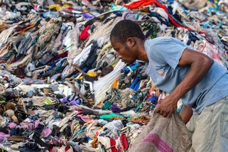 Místo, kde končí oblečení z celého světa. Je ho tolik, že si s ním nevědí rady - Seznam Zprávy