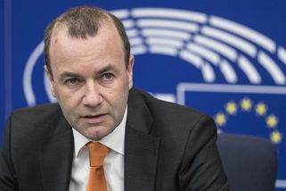 Brusel podle šéfa EPP navrhne upustit od zákazu spalovacích motorů od roku 2035 - Novinky